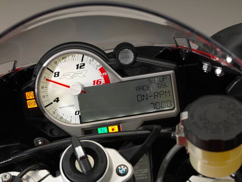 La strumentazione analogico-digitale della BMW S 1000 RR